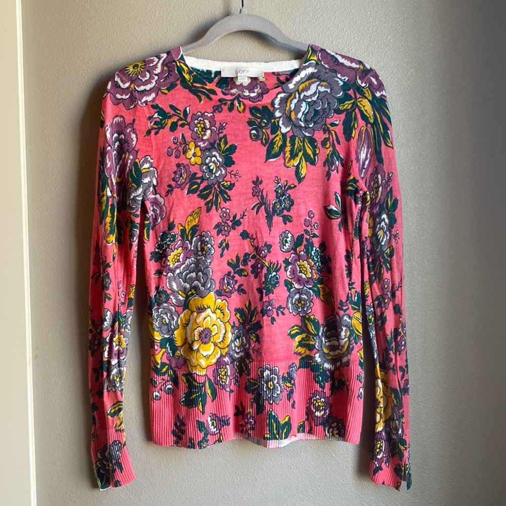 Ann Taylor Loft Lightweight Crew Neck Sweater, Pink Floral Pattern, Size M.